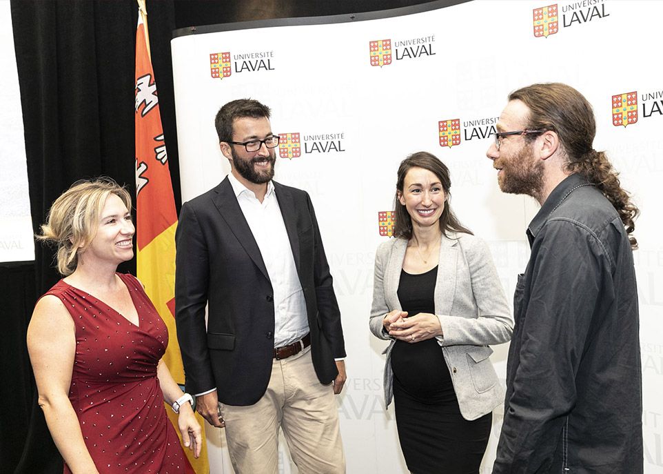 <p>Eugénie Brouillet (à gauche), vice-rectrice à la recherche, à la création et à l'innovation de l’Université Laval est en présence des trois titulaires des nouvelles chaires de recherche Sentinelle Nord : Antoine Allard, Maripier Isabelle et Pierre Legagneux.</p>