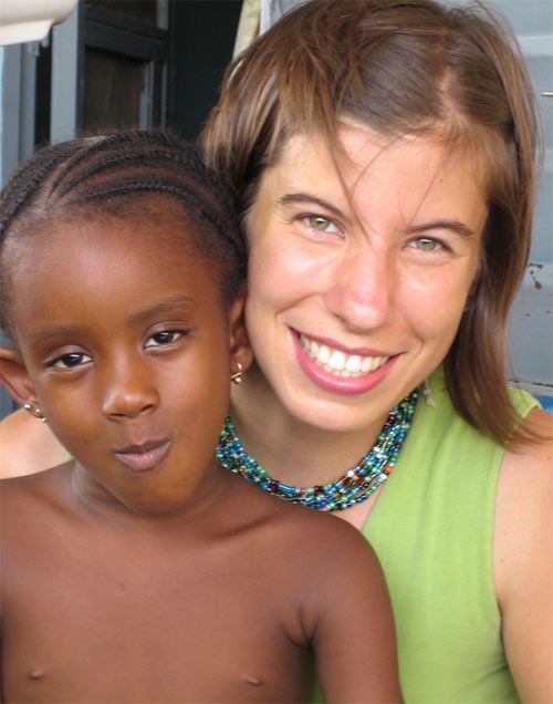Marie-Hélène Marchand en compagnie d'une jeune fille lors d'un stage effectué au Mali en 2006.