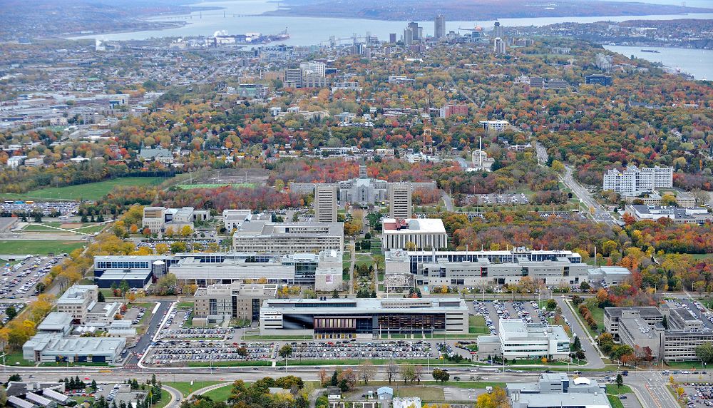 Vue aérienne du campus de l'Université Laval et de la ville de Québec
