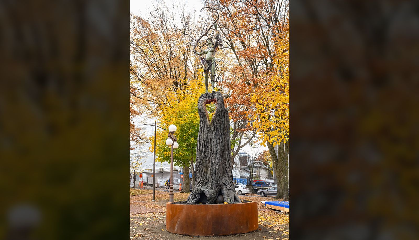 L'œuvre présente un tronc d'arbre surmonté d'une femme. Inspirée du célèbre arbre au «boulet» qui ombrageait les rues Saint-Louis et du Corps-de-Garde, elle intègre le boulet original qui a fait la renommée du vieil orme.