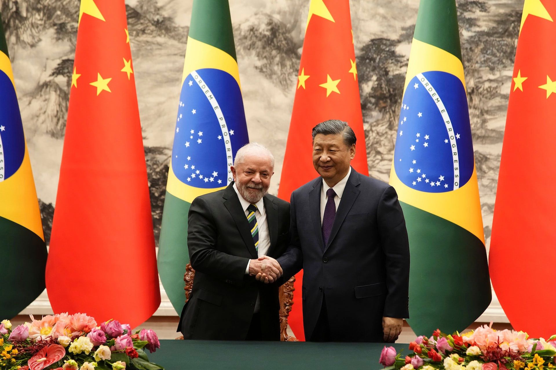 <p>Le présidentbrésilien Luiz Inacio Lula da Silva serre la main du président chinois XiJinping après une cérémonie de signature qui s'est tenue au Grand Hall duPeuple à Pékin, en Chine, le 14 avril 2023.</p>