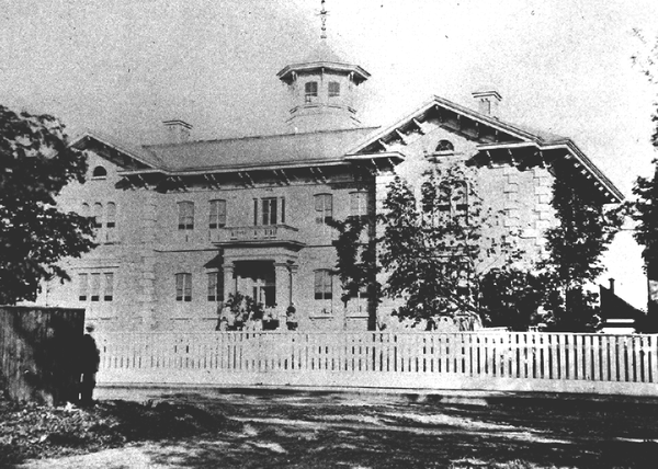 <p>Le Ladies' Protestant Home, un des hospices charitables de Québec au début du 20e siècle. Il est situé au 95, Grande Allée Ouest. Construit en 1862, ce refuge temporaire établi par et pour des femmes était destiné aux femmes protestantes démunies, à qui l'on offrait protection et aide. </p>