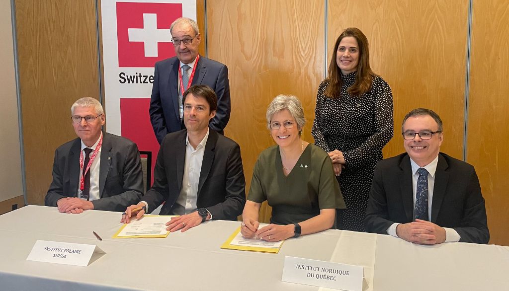 <p>Les signataires de l'entente, assis, de gauche à droite: Christian Leumann, recteur, Université de Berne et vice-président du Swiss Polar Institute Foundation Board, Frédéric Hermann, recteur, Université de Lausanne et membre du Swiss Polar Institute Foundation Board, Sophie D'amours, rectrice, Université Laval, Jean-Éric Tremblay, directeur, Institut nordique du Québec. À l'arrière, debout, de gauche à droite: Guy Parmelin, conseiller fédéral de la Suisse et chef du département de l'économie, de la formation et de la recherche, et Pascale Déry, ministre de l'Enseignement supérieur du Québec.</p>