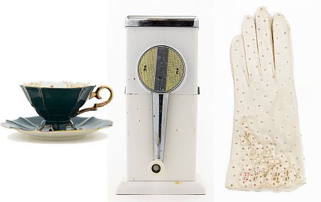 Cette tasse, ce concasseur à glace et ces gants font partie des objets qui ont été photographiés par l'artiste à l'aide d'un appareil Canon et d'un dispositif d'éclairage fait maison.