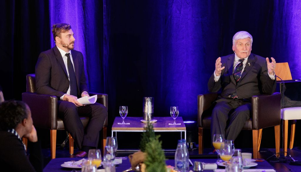 <p>Le professeur à la Faculté des sciences sociales Alexandre Pelletier (à gauche) et le général Roméo Dallaire</p>