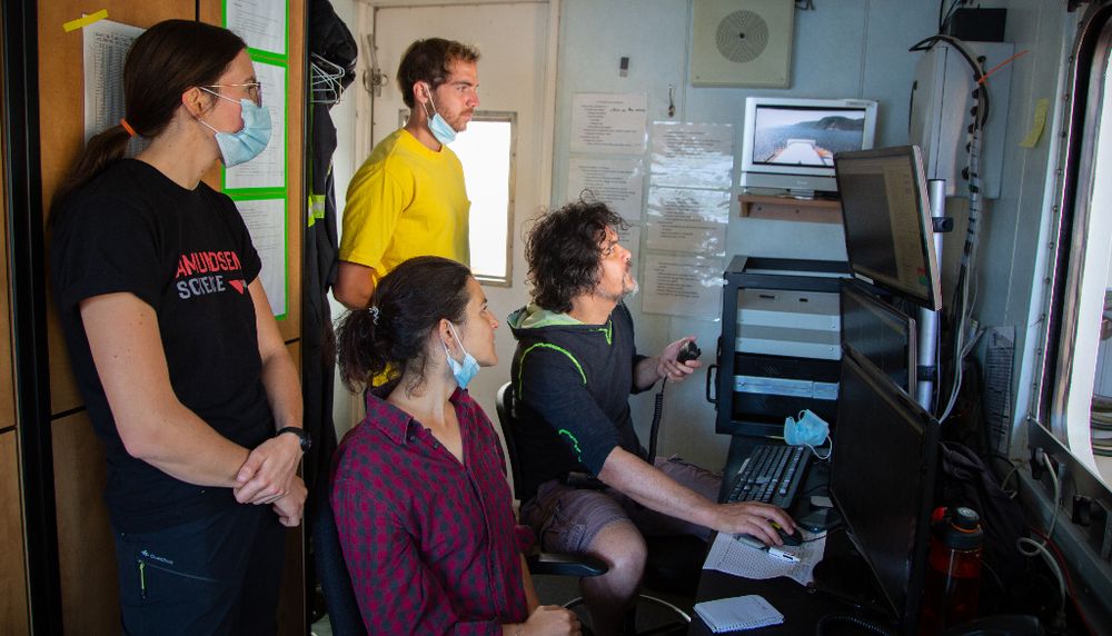 Pascal Guillot (à droite), en compagnie de collègues d'Amundsen Science, Amélie Desmarais, Dylan Roux et Cécile Langevin.