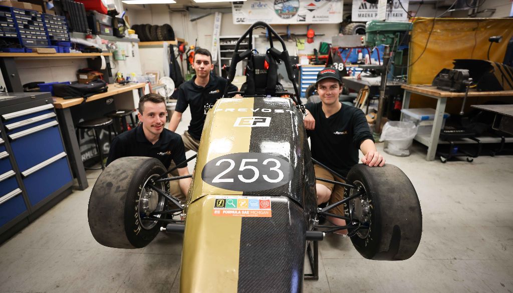 <p>Alexandre Morin, Mathieu Dumont et Charles-Antoine Buisson posent fièrement avec leur bolide.</p>