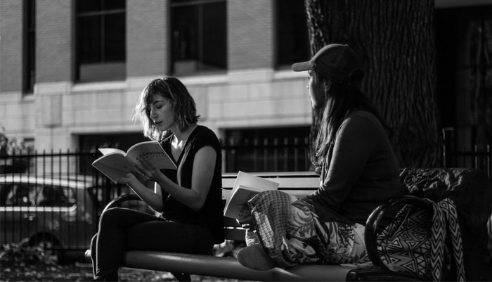 <p>Sophie-Anne Landry et Natalie Fontalvo lors du lancement du recueil, le 21 septembre dans un parc public. À tour de rôle, chacune des autrices a lu un poème.</p>