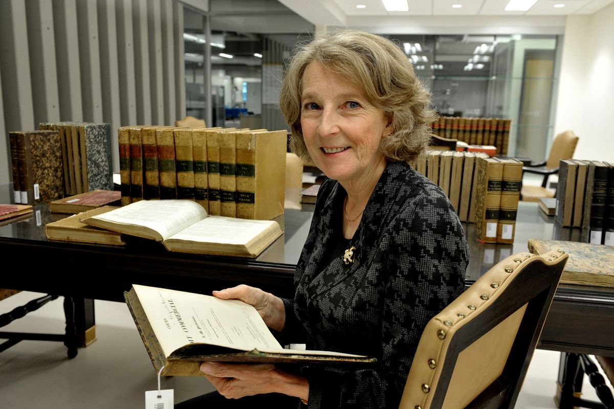 Le 23 septembre, la professeure Raymonde Crête a assisté à une cérémonie entourant le don à la Bibliothèque d’anciens livres de droit provenant de la bibliothèque de droit de son père.