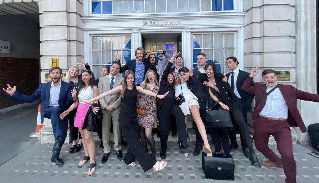 <p>En 2022, à Londres, les participants de la mission commerciale prennent la pose devant les bureaux de la Délégation générale du Québec.</p>