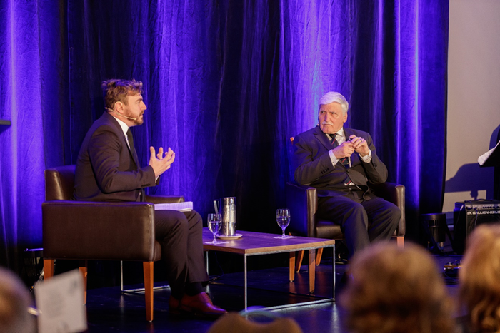 Le professeur Alexandre Pelletier, responsable de la Chaire de leadership en enseignement Roméo Dallaire sur les conflits civils et la paix durable, et le lieutenant-général Roméo Dallaire, lors du Brunch de l'Université Laval tenu en décembre 2022.