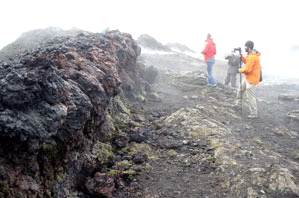 Prise de photo par des étudiants québécois et français dans le système volcanique de Krafla, au nord-est de l'Islande. Les coulées volcaniques observées datent du plus récent épisode volcano-tectonique de 1975 à 1984. Cet épisode d'éruptions fissurales était accompagné de fréquents tremblements de terre. La présence des vapeurs chaudes témoigne de cette activité volcanique résiduelle.