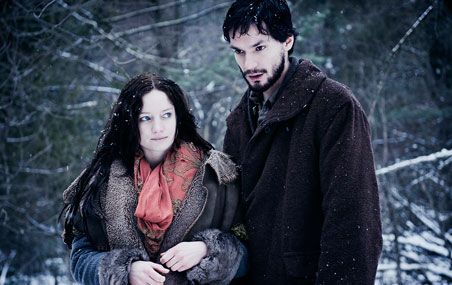 Les acteurs Victor Trelles Turgeon et Laurence Leboeuf dans le film Le torrent du cinéaste québécois Simon Lavoie, adaptation au cinéma d'une nouvelle d'Anne Hébert.