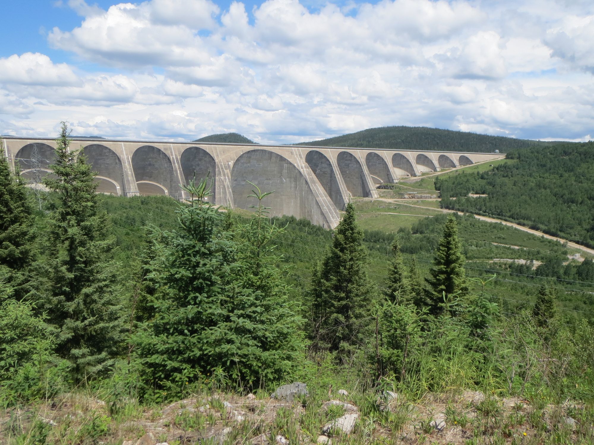 <p>Le barrage Daniel-Johnson constitue l’un des trois éléments de l’aménagement hydroélectrique d’Hydro-Québec sur la Côte-Nord du Québec, à 214 km au nord de Baie-Comeau. Il s’agit du plus grand barrage à voûtes multiples et à contreforts au monde.</p>