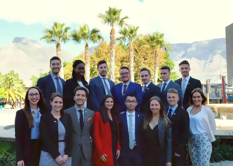 Au Cap, le dernier jour de la mission en Afrique du Sud, la délégation de l'Université Laval prend la pose. Le groupe comprenait 13 agents de développement et 2 étudiants accompagnateurs. Alex Vandenheede est troisième à partir de la droite, à l'arrière.