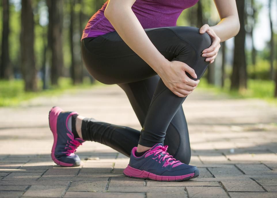 Le syndrome fémoro-patellaire frappe les adeptes de plusieurs sports, mais il est particulièrement fréquent en course à pied. L'étude montre qu'une intervention éducative préconisant des entraînements fréquents, courts et peu intenses, qui maintiennent la douleur à un faible niveau, donne les meilleurs résultats.