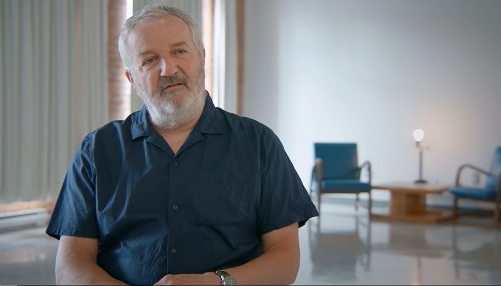 <p>David Naylor, professeur à l'École d'art de l'Université Laval, est présent dans chacun des 6 épisodes de la série. Il commente et éclaire les processus de création artistique des 12 artistes.</p>