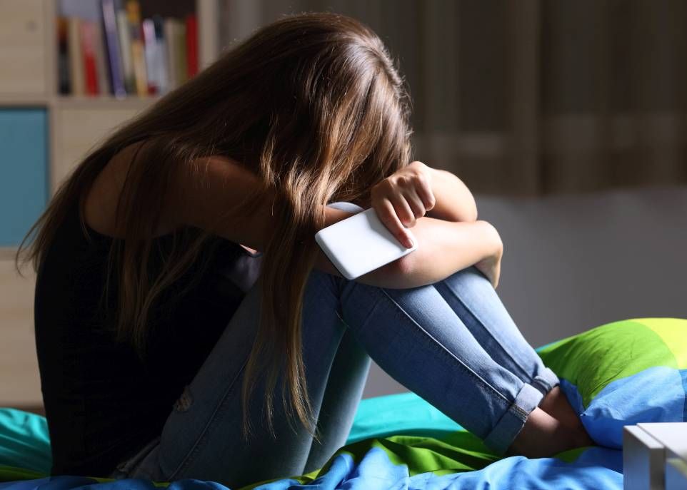 Les échanges d'images intimes par Internet peuvent avoir des conséquences négatives graves. Il importe donc de sensibiliser et d'éduquer les jeunes à l'utilisation des nouveaux médias. Ils doivent développer leur jugement critique face à l'hypersexualisation de l'espace public.