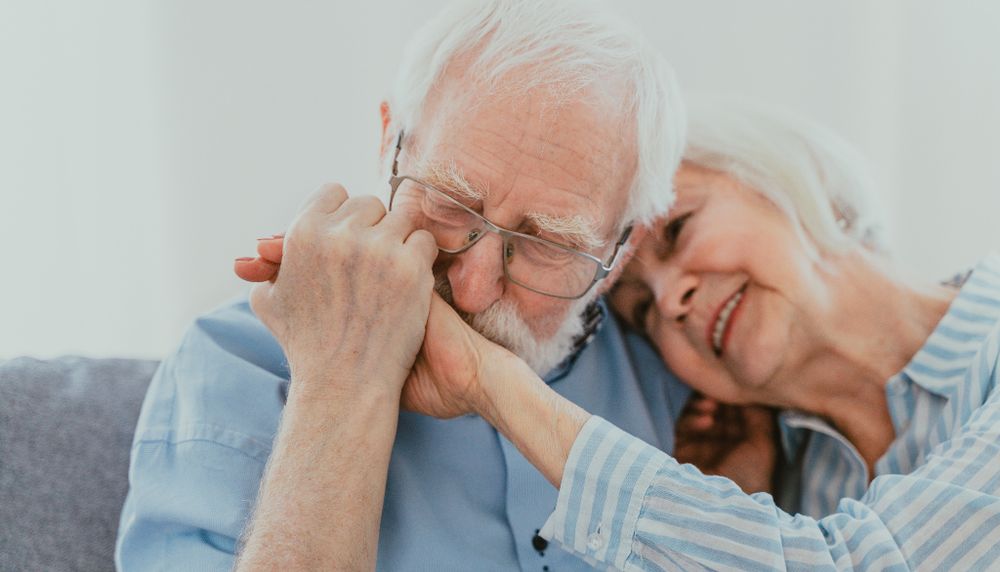 <p>Les personnes aînées veulent encore faire des rencontres amoureuses et vivre leur sexualité, selon de nombreuses études. </p>