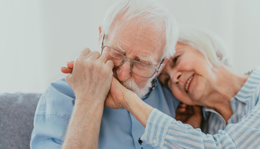 Les personnes aînées veulent encore faire des rencontres amoureuses et vivre leur sexualité, selon de nombreuses études.
