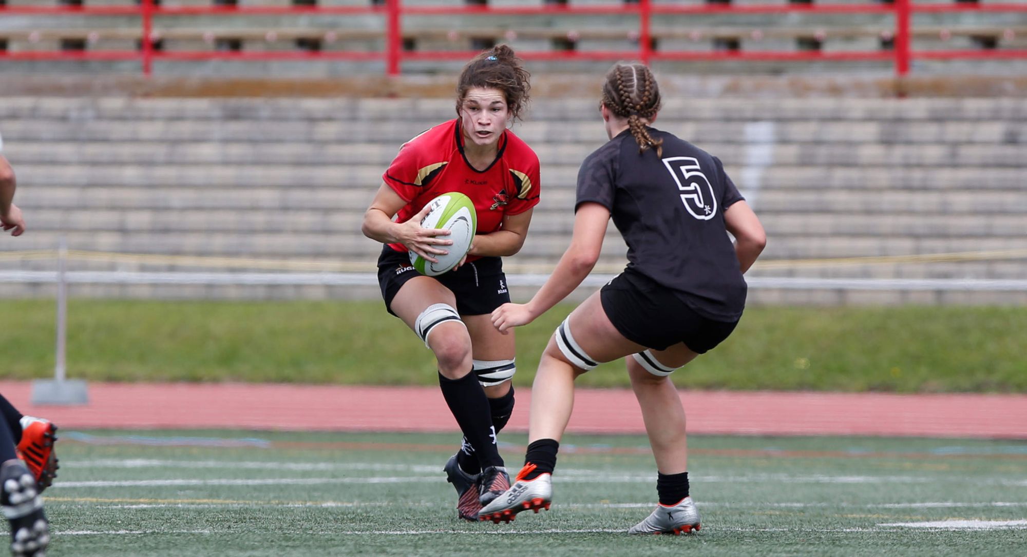 Fabiola Forteza, joueuse de troisième ligne du Club de rugby féminin Rouge et Or de l'Université Laval.