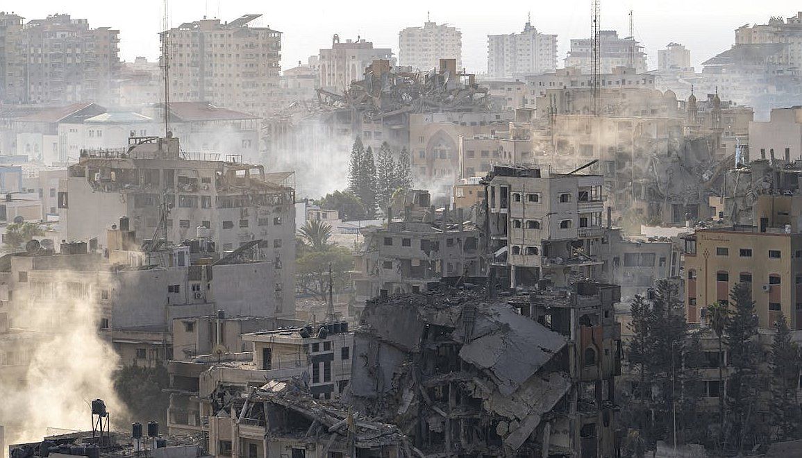 <p>Les destructions causées par les bombardements aériens israéliens sont visibles dans la ville de Gaza, le 11 octobre 2023.</p>