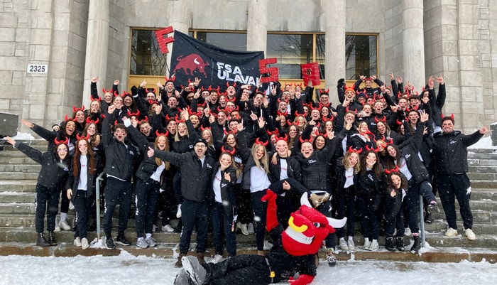 <p>La délégation de l’Université Laval devant le pavillon Palasis-Prince avant le départ pour Gatineau.</p>