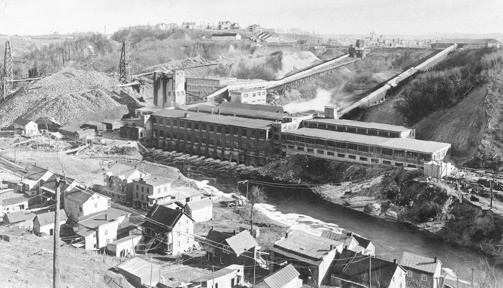 <p>L’usine Belgo à Shawinigan dans les années 1920. L’essor industriel de la ville de Shawinigan est fondé sur l’exploitation des ressources naturelles. Il est étroitement lié au développement de l’hydroélectricité. L’usine de pâtes et papiers Belgo, située à l’embouchure de la rivière Shawinigan, était tributaire des installations de la Shawinigan Water & Power Company sur la rivière Saint-Maurice. Après plus d’un siècle de relation étroite avec le développement urbain de la région, la compagnie Belgo ferme en 2007 en pleine crise du papier au Québec.</p>