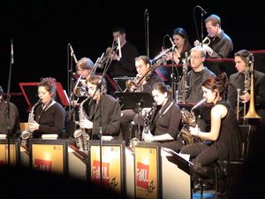 Fondé en 1971, le grand ensemble FaMUL Jazz est composé principalement des élèves inscrits au programme de jazz et musique populaire et fait appel à l'occasion à des professionnels du milieu.