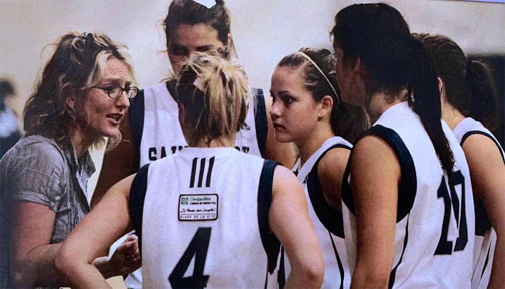 <p>Julie Dionne a dirigé les Dynamiques du Cégep de Sainte-Foy pendant cinq ans. Elle a conduit sa formation aux grands honneurs à trois reprises en championnat canadien.</p>