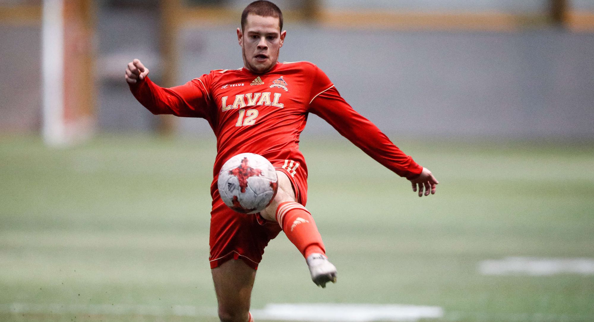 Maxime Azanza, de l’équipe masculine de soccer intérieur Rouge et Or.