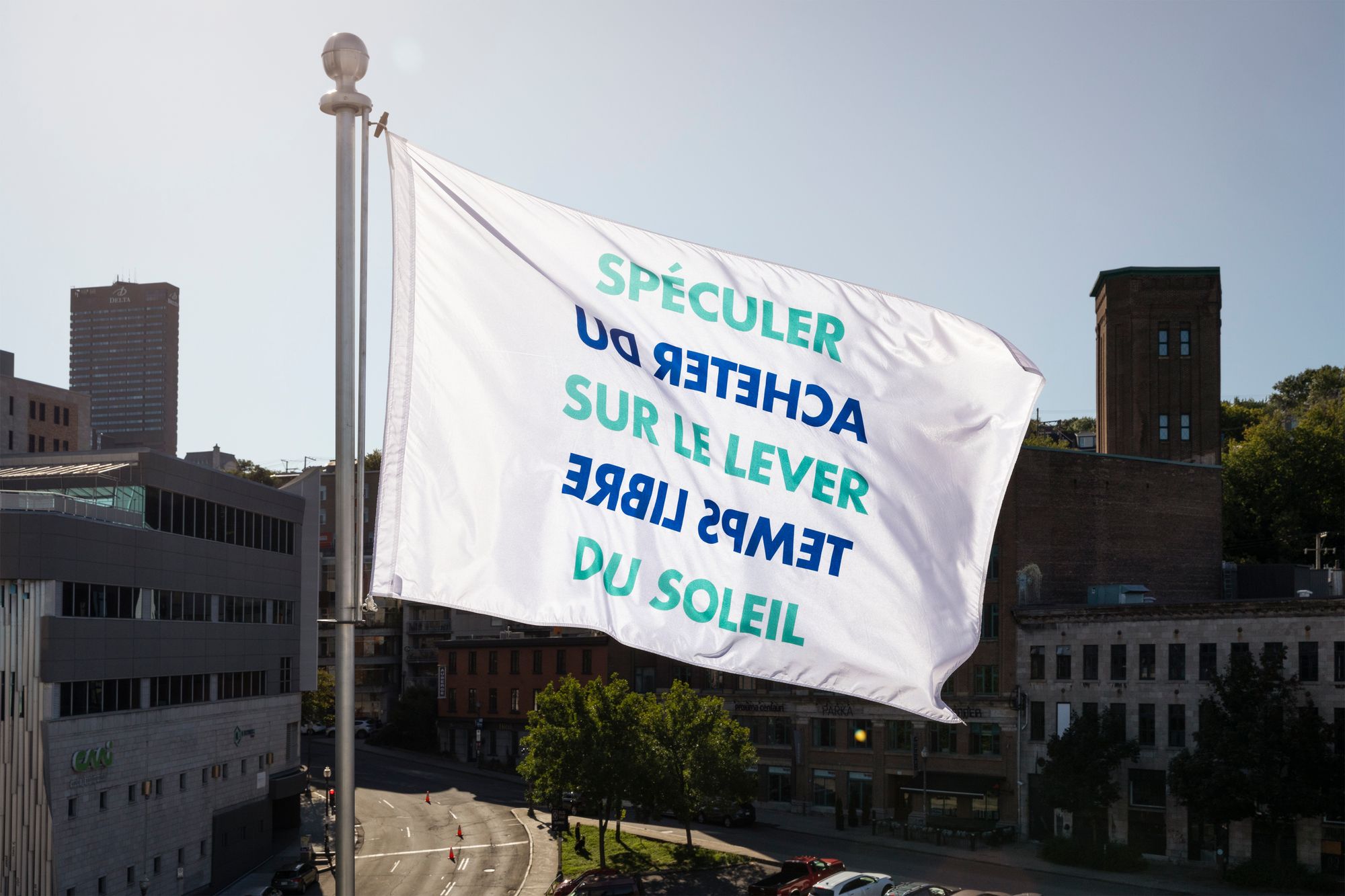 <p>Le drapeau gagnant du concours de l'École d'art de l'Université Laval s'élève maintenant sur le toit de l'édifice La Fabrique, dans le quartier Saint-Roch.</p>