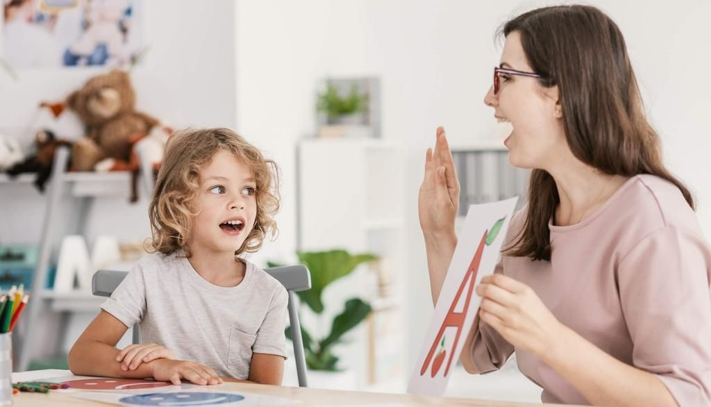 <p>Les enfants en difficulté d’apprentissage peuvent par exemple manifester un retard de langage et être plus lents dans les activités d’écriture.</p>