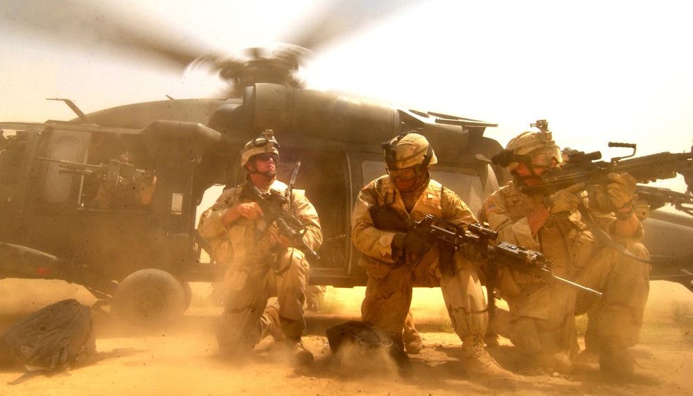 <p>À Bagdad, en août 2005, des militaires américains scrutent la zone d’atterrissage à la recherche de forces hostiles.</p>