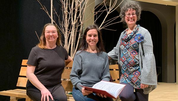 De gauche à droite: Érika Gagnon, metteuse en scène et chargée de cours pour l'interprétation sur scène de l'Atelier d'opéra depuis janvier, Anne-Marie Bernard, pianiste accompagnatrice et cheffe de chant, qui a fait la préparation musicale, et Catherine-Élisabeth Loiselle, soprano et étudiante au doctorat en interprétation du chant