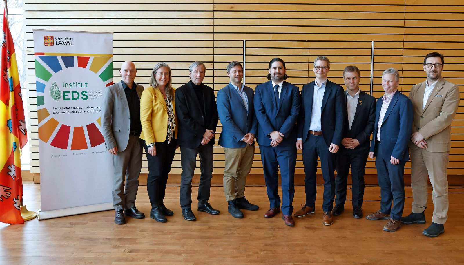 <p>Carol Gilbert, de Québec International, Martine Brouillet, du Conseil régional de l'environnement - région de la Capitale-Nationale, Pierre Dolbec, de la Corporation des parcs industriels, Pierre-Luc Lachance, de la Ville de Québec, Alexandre Gajevic, de la Faculté des sciences sociales, Marc Journeault, de la Faculté des sciences de l'administration, Frédéric Picard, du vice-rectorat à la recherche, à la création et à l'innovation, Pierre Lemay, du vice-rectorat aux affaires internationales et au développement durable, et Stéphane Roche, de l'Institut EDS.</p>