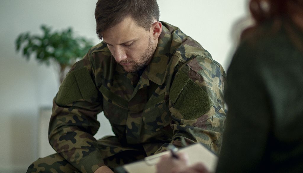 Les professionnels de la santé qui soignent les personnes victimes de traumatismes craniocérébraux doivent porter une attention particulière à la possibilité que leurs patients développent un trouble de stress post-traumatique. Comme certains symptômes se chevauchent, une condition peut masquer l'autre.