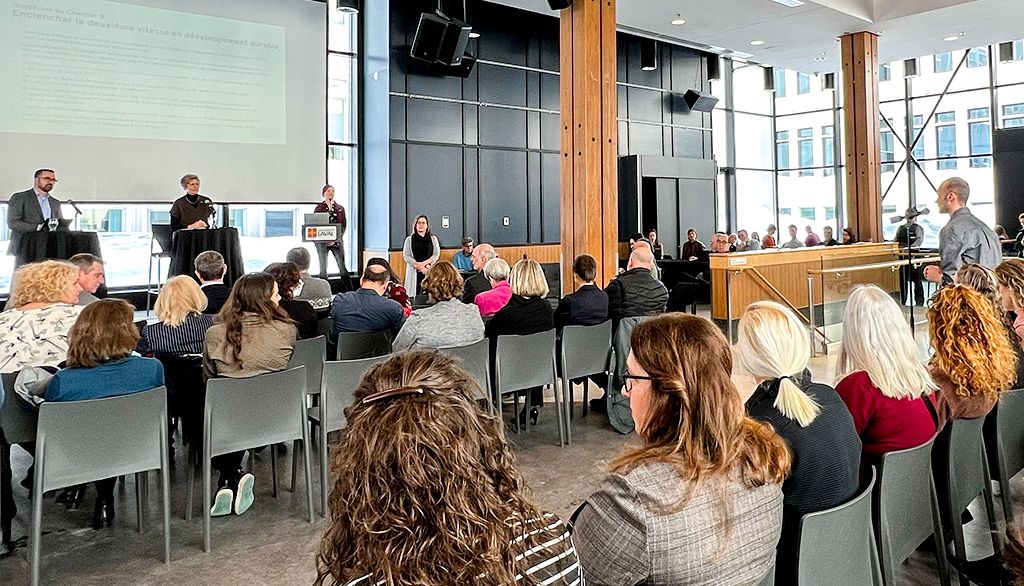 Le forum a
eu lieu à l’atrium du pavillon Charles-De Koninck. À la gauche de la tribune, on
reconnaît le vice-recteur aux affaires internationales et au développement
durable, responsable de l’EDI et de la philanthropie, François Gélineau. La
rectrice Sophie D’Amours est au centre. À droite se trouve la conseillère en
communication à la Direction des communications, Patricia Cloutier.