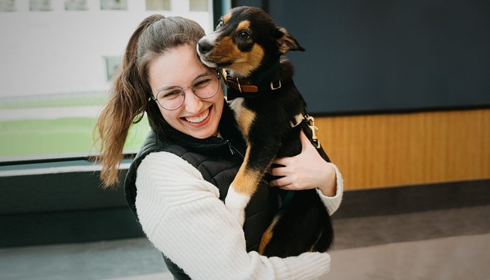 <p>Une activité de zoothérapie s’est déroulée lundi dans l’atrium du pavillon Charles-De Koninck, organisée par Cath &amp; Pattes – éducation canine et zoothérapie. C’est connu, la thérapie animale contribue à réduire le stress et l’anxiété, en plus d’améliorer l’humeur.</p>