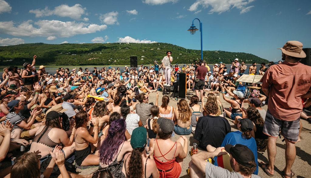 Prestation du groupe Les Louanges au quai de Baie-Saint-Paul
