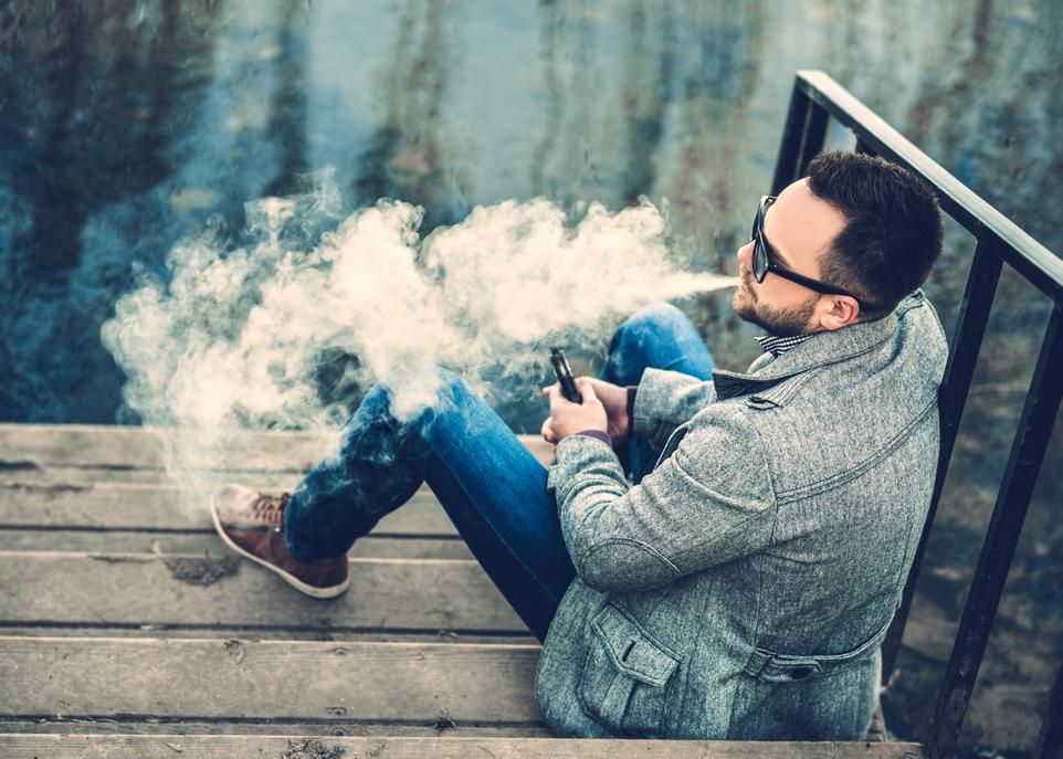 La fumée de vapotage contient des composés résultant du chauffage de la glycérine végétale, du propylène glycol, des arômes et de la nicotine présents dans le liquide de la cigarette électronique.
