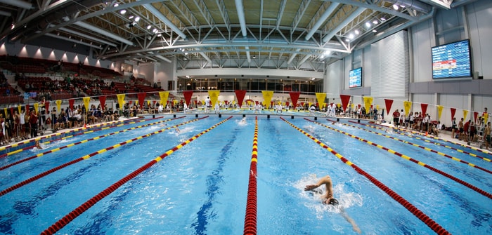 <p>Une compétition de natation se déroulant dans le centre aquatique Desjardins – Université Laval.</p>