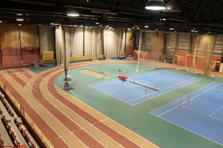La piste intérieure d’athlétisme du PEPS.