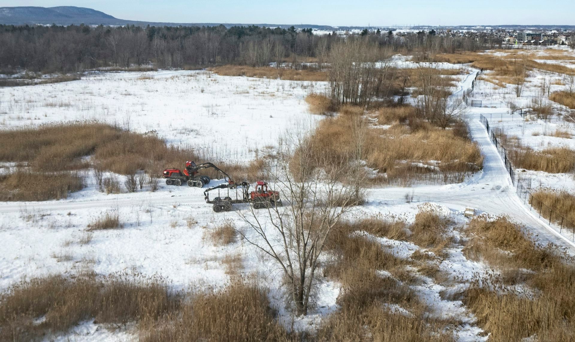 <p>Vue aérienne du chantier de construction de la nouvelle usine de batteries pour véhicules électriques, Northvolt, à Saint-Basile-le-Grand, à l'est de Montréal, le 19 janvier 2024. </p>