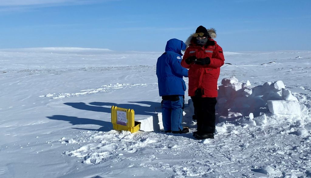 <p>Les scientifiques sont à l'œuvre. Ils creusent des puits de neige pour mesurer l'épaisseur, la dureté, la conductivité
thermique, la surface spécifique et la densité des différentes couches du manteau neigeux. Ces
propriétés reflètent les conditions météorologiques hivernales et permettent
d'évaluer l'impact de la neige sur le sol, la flore et la faune.</p>