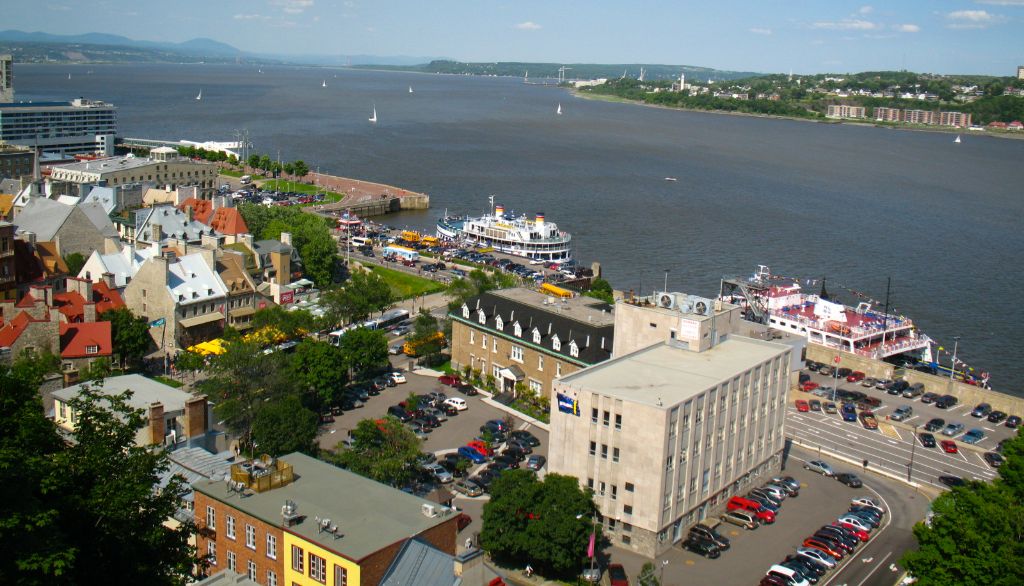 <p>Vieux-Port de Québec à l'été 2008. Cette année-là, les célébrations entourant le 400e anniversaire de la ville avaient attiré 112 000 croisiéristes, soit une hausse de 20% par rapport à 2007.</p>