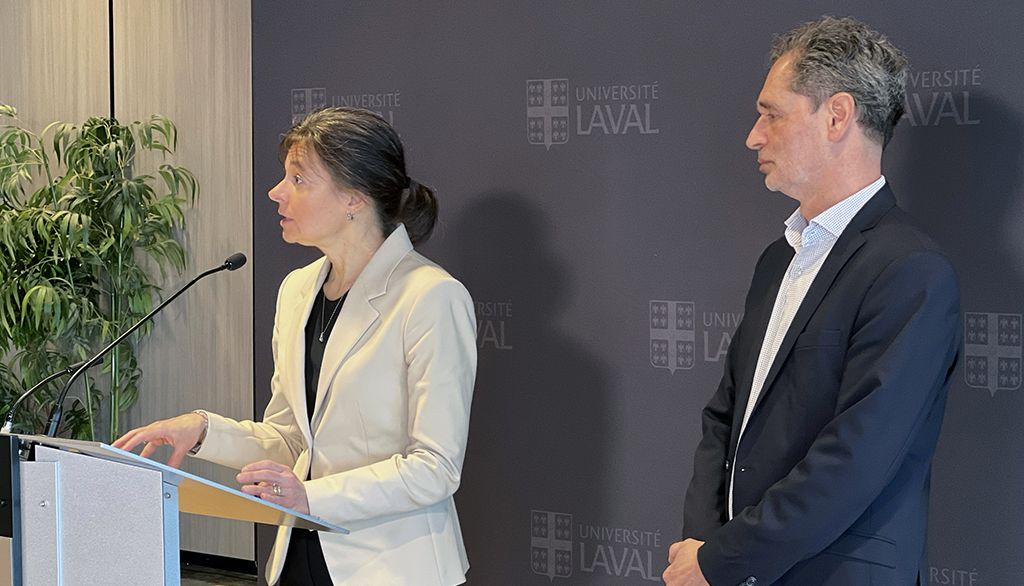 <p>Cathia Bergeron, vice-rectrice aux études et aux affaires étudiantes, et André Darveau, vice-recteur aux ressources humaines et aux finances, lors de la conférence de presse dans la matinée du 13 mars.</p>
