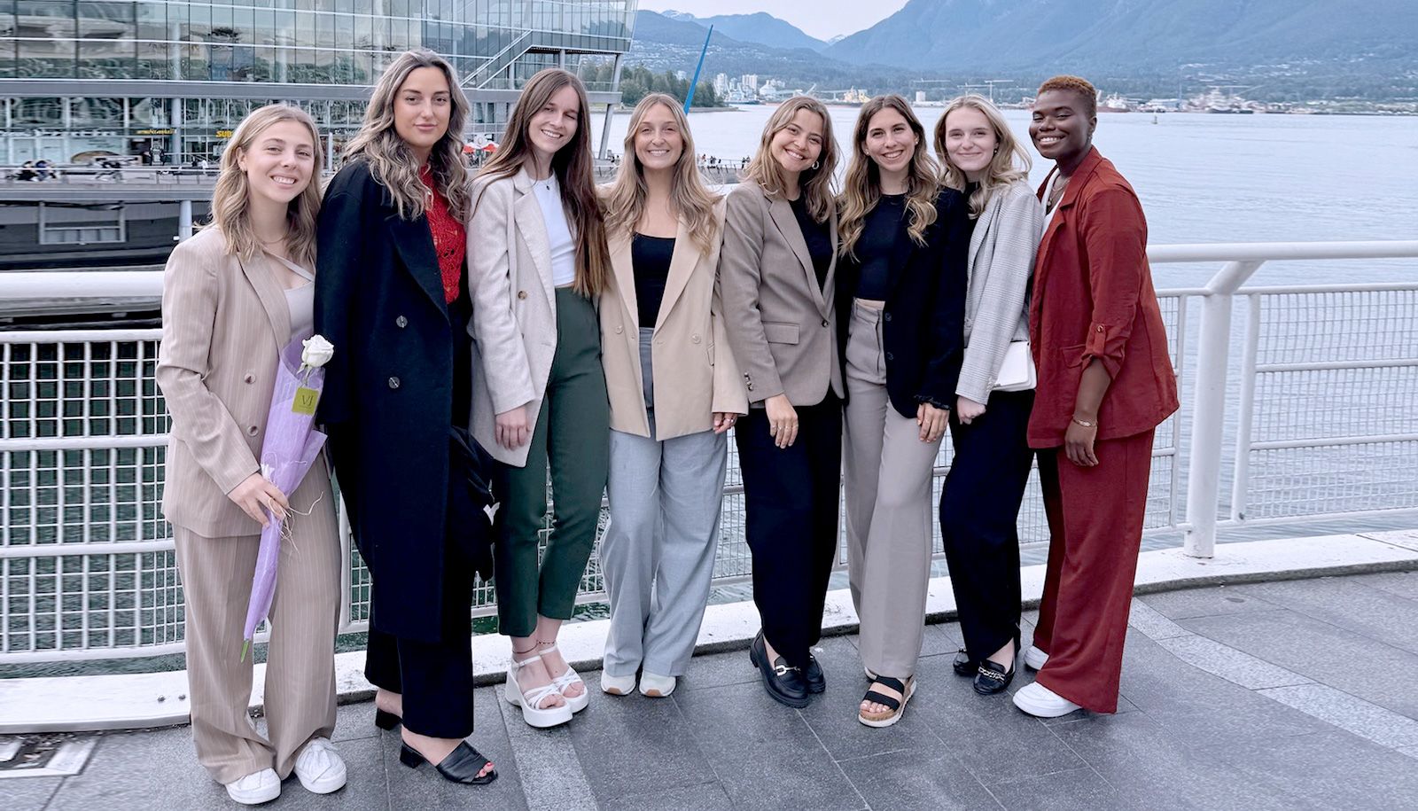 <p>Une des missions commerciales s’est déroulée à Toronto et à Vancouver. Ici les participantes sont à Vancouver, comme en témoignent les montagnes Rocheuses à l’arrière-plan.</p>