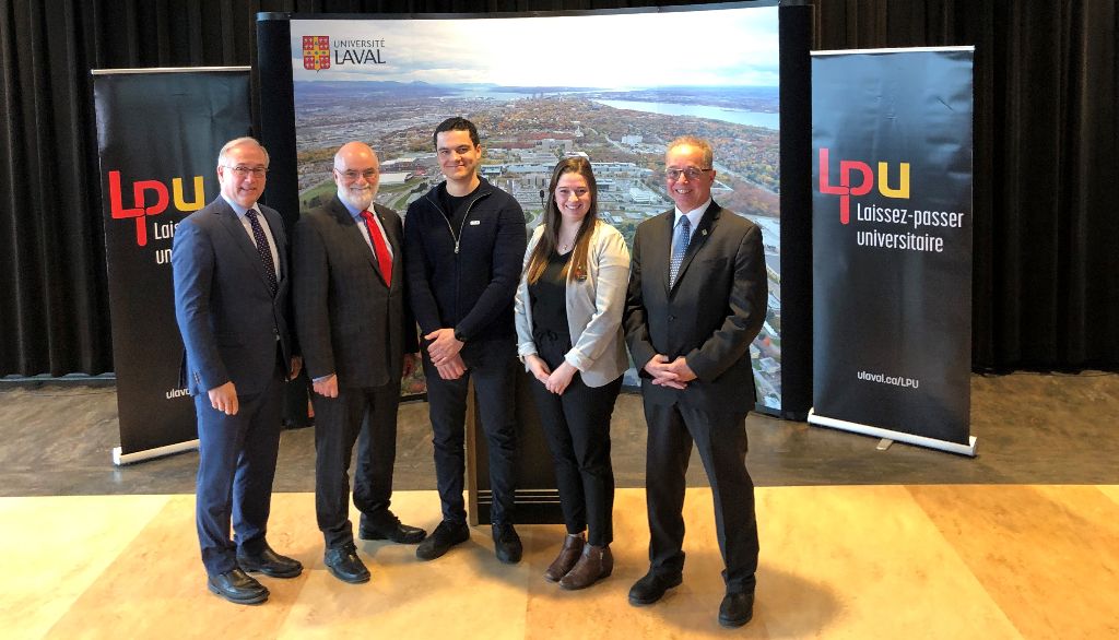 <p>Les représentants des cinq partenaires impliqués dans la mise en place du LPU (de gauche à droite): Rémy Normand, président du RTC, Robert Beauregard, vice-recteur exécutif et vice-recteur aux études et aux affaires étudiantes de l'Université Laval, Nicolas Pouliot, président de l’Association des étudiantes et des étudiants de Laval inscrits aux études supérieures, Laurence Vaillancourt, présidente de la Confédération des associations d’étudiants et d’étudiantes de l’Université Laval, et Mario Fortier, président de la STLévis.</p>