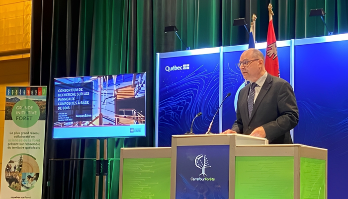 Le professeur Alain Cloutier présente le Consortium Corepan-Bois à l'occasion du Carrefour Forêts 2023.